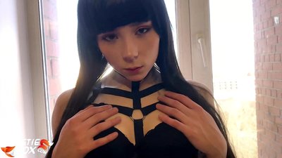 Hot Brunette sýgur djúpt og næmt fokk fyrir peninga